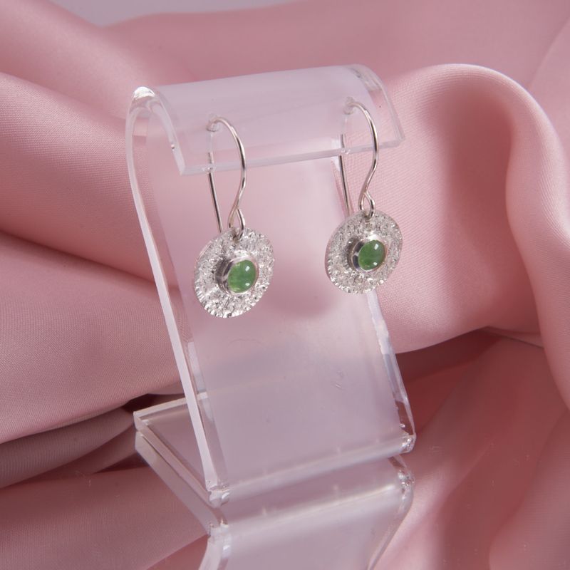 Preview: Silber Ohrhänger mit grünen Tsavolith Cabochons hängend.